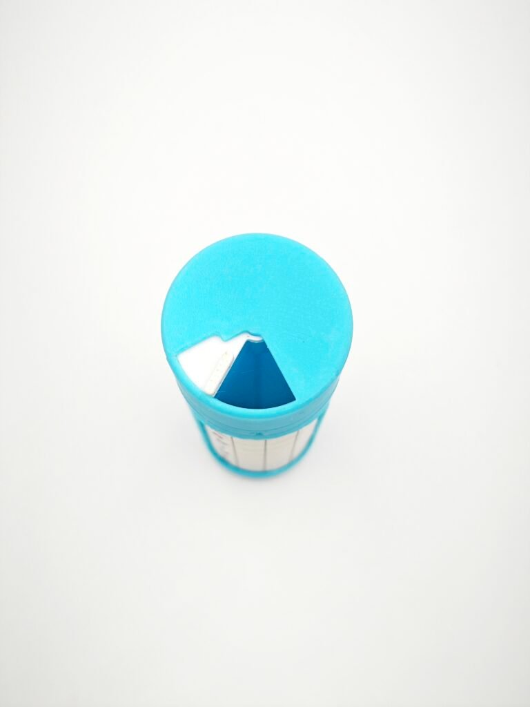 Pastillero con 4 compartimentos y portador de notas