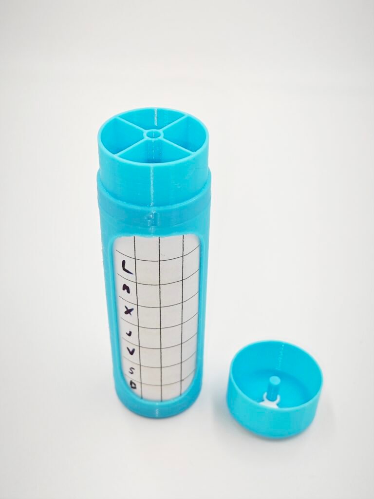 Pastillero con 4 compartimentos y portador de notas